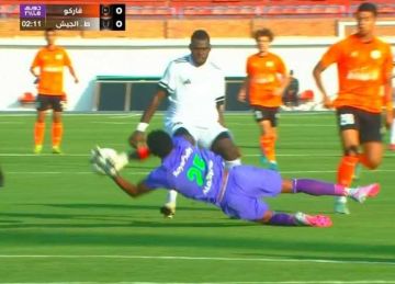 بعد اللقطة المثيرة.. خبير تحكيمي: حارس فاركو يستحق الطرد أمام طلائع الجيش