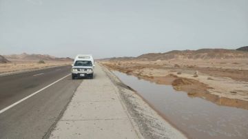 ســيول خفيفة تضرب طريق رأس غارب الشيخ فضل دون تأثير على الحركة المرورية