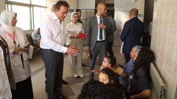 حاملا الأطفال ومستمعا لشكاوي المرضى .. 14 صورة تلخص جولة مفاجئة لوزير الصحة لعدد من المستشفيات