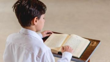 حكم وضع اليد على الآية عند قراءة القرآن من المصحف.. الإفتاء تجيب