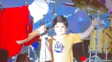 صورة طبق الأصل.. أول شبيه للمطرب المقنع تووليت في مهرجان العلمين