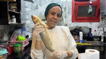 عملت من الفسيخ مجوهرات.. السمك المملح يقود أم مكة إلى الحبس في قصة مثيرة