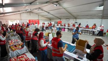 موظفو فودافون مصر يشاركون الهلال الأحمر في تعبئة المساعدات المقدمة إلى غزة