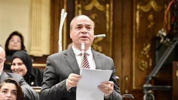 نائب يطالب الحكومة بتصنيع الأدوية المستوردة الفترة القادمة