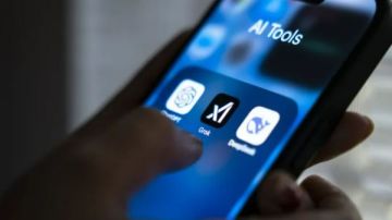 ChatGPT إيلون ماسك يتحدى أبل ويتهمها بمحاباة