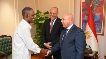 أنقذ شابا من الدهس.. وزير النقل يكرم عامل مزلقان السادات ببني سويف أنقذ شابا من الدهس.. وزير النقل يكرم عامل مزلقان السادات ببني سويف
