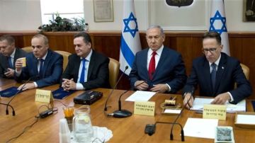بعد اغتيال قيادات حوثية.. إسرائيل تنقل اجتماعات الحكومة إلى مكان سري تحسبا لرد انتقامي بعد اغتيال قيادات حوثية.. إسرائيل تنقل اجتماعات الحكومة إلى مكان سري تحسبا لرد انتقامي