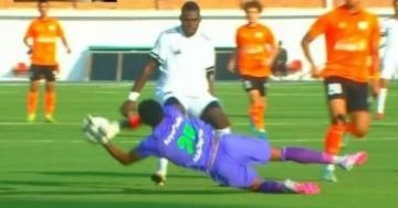 تصدى حارس فاركو أمام الطلائع من خارج المنطقة يثير جدلا تحكيميا