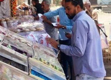 ضبط 74 كيلو حلوى مولد غير صالحة للاستهلاك وإعدام أغذية فاسدة في أسوان ضبط 74 كيلو حلوى مولد غير صالحة للاستهلاك وإعدام أغذية فاسدة في أسوان