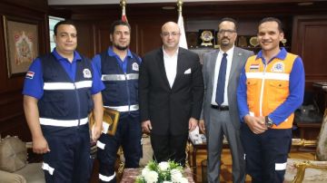 ضمير يقظ.. محافظ بني سويف يكرم مسعف وسائق أعادا 1.5 مليون جنيه لصاحبته