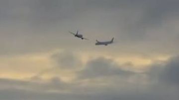 في اللحظة الأخيرة.. نجاة طائرة ركاب قطرية من حادث مروع فوق مطار هيثرو بلندن