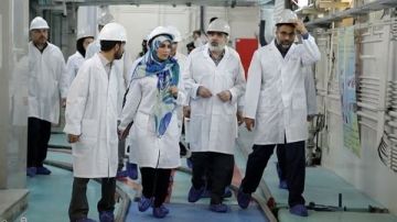 إسرائيل تستهدف العقول النووية.. وإيران تخفي الناجين