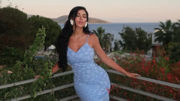 بإطلالة جريئة.. كارولين عزمي أمام البحر في أحدث ظهور