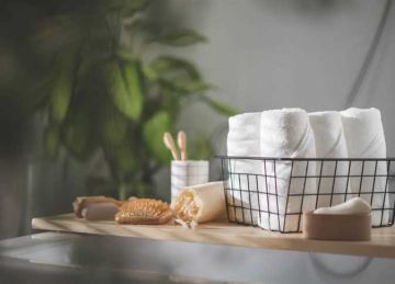  بتجمع الأوساخ على جسمك .. تعرف على أفضل وقت لتغيير الفوطة والليفة وفرشاة الشعر 