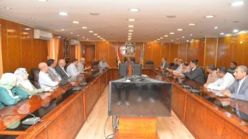 خلال اجتماعه مع مجلس أمناء بعض المدارس .. محافظ أسيوط: المعلم الركيزة الأساسية لبناء الوطن .. تكليفات بإصلاح أية أعطال بالمدارس وتكثيف الأنشطة الصيفية