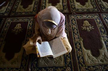 أمين الفتوى يوضح حكم قراءة القرآن والتسبيح دون حجاب أمين الفتوى يوضح حكم قراءة القرآن والتسبيح دون حجاب