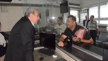 محافظ الغربية يستقبل طلبات الناس بنفسه على شباك المركز التكنولوجي