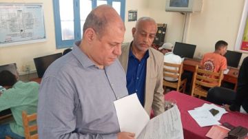 مدير تعليم قنا يتابع امتحانات القبول بمدرسة مياه الشرب