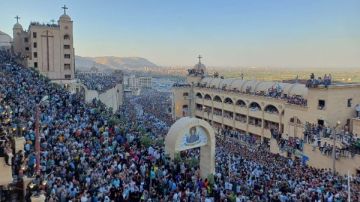 مليونية في حب العذراء.. مئات الآلاف من الأقباط يشاركون في ختام احتفالات دير درنكة بأسيوط مليونية في حب العذراء.. مئات الآلاف من الأقباط يشاركون في ختام احتفالات دير درنكة بأسيوط