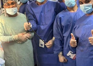 استخراج سيخ حديدي اخترق ظهر وكلية مريض في أسوان