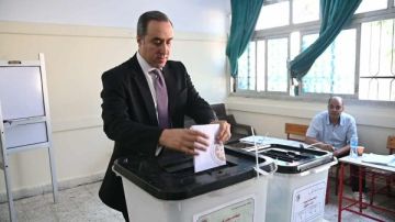 الأمين العام لمجلس النواب يدلي بصوته في انتخابات الشيوخ بالقاهرة الجديدة الأمين العام لمجلس النواب يدلي بصوته في انتخابات الشيوخ بالقاهرة الجديدة