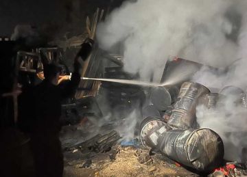 السيطرة على حريق مغلق أخشاب بطوخ السيطرة على حريق مغلق أخشاب بطوخ