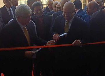  مش هافتح المستشفى إلا لما تقص معايا .. وزير التعليم العالي يداعب محافظ بني سويف (صور)