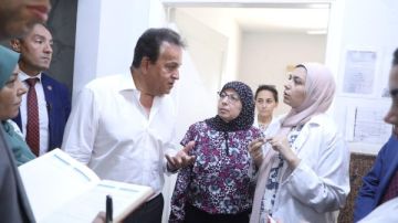 وزير الصحة يتفقد مركز أسرة الريحان بالشروق.. ويستجيب لشكوى ميدانية من المواطنين وزير الصحة يتفقد مركز أسرة الريحان بالشروق.. ويستجيب لشكوى ميدانية من المواطنين