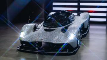 بـ300 ألف قطعة كريستالة.. أستون مارتن فالكيري تخطف الأنظار صور بـ300 ألف قطعة كريستالة.. أستون مارتن فالكيري تخطف الأنظار صور