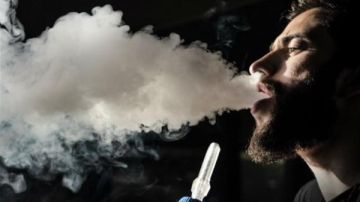 تقديم الشيشة في المقاهي بدون ترخيص عقوبته الحبس وغرامة 20 ألف جنيه تقديم الشيشة في المقاهي بدون ترخيص عقوبته الحبس وغرامة 20 ألف جنيه