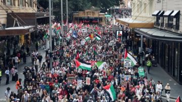 دعما لفلسطين .. تظاهرات حاشدة في أستراليا وسط توتر دبلوماسي مع إسرائيل دعما لفلسطين .. تظاهرات حاشدة في أستراليا وسط توتر دبلوماسي مع إسرائيل