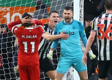 جماهير نيوكاسل يونايتد تهاجم حافلة ليفربول قبل مباراة اليوم.. ورد ساخر من سلوت