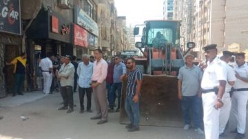 حملة مكبرة لإزالة الأكشاك المخالفة والباعة الجائلين بشارع فاروق بالزقازيق