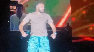 مهرجان العلمين الجديدة.. ويجز يغني بدون جزمة حافي القدمين مهرجان العلمين الجديدة.. ويجز يغني بدون جزمة حافي القدمين