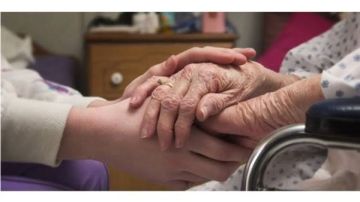 هل يجوز سؤال الوالدين عن رضاهم عنا؟.. أمين الفتوى يجيب