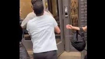 أمن البعثة الدبلوماسية بنيويورك يتصدى لمحاولة اعتداء من أفراد يشتبه بانتمائهم للإخوان أمن البعثة الدبلوماسية بنيويورك يتصدى لمحاولة اعتداء من أفراد يشتبه بانتمائهم للإخوان