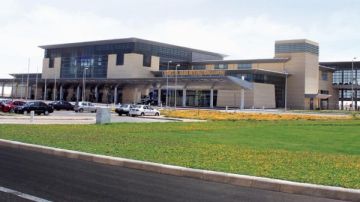 أول مطار مستدام .. لهذا يستحق برج العرب رمز بوابة مصر الشمالية فيديو