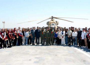  القوات المسلحة تنظم زيارة لوفد من المصريين بالخارج وطلبة الجامعات لقيادتى القوات البحرية والصاعقة