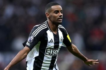 جماهير نيوكاسل يونايتد تهاجم إيزاك خلال مباراة أستون فيلا جماهير نيوكاسل يونايتد تهاجم إيزاك خلال مباراة أستون فيلا