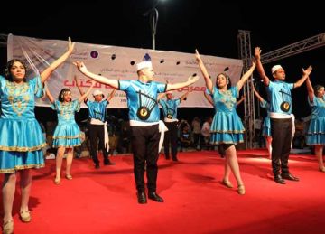 فرق الفنون الشعبية تقدم عروضها في ليالي معرض السويس الثالث للكتاب