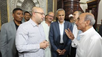 محافظ بني سويف يؤدي صلاة الجمعة بمسجد عمر بن عبد العزيز ويبحث مطالب المصلين ومشكلاتهم