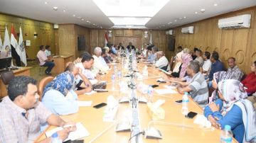 محافظ قنا: تسهيل إجراءات تراخيص المحال العامة وأرشفة الرخص إلكترونيا