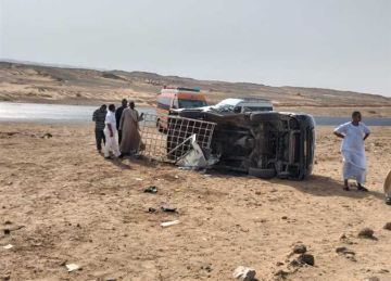 إصابة 14 شخصا في تصادم ميكروباص وسيارة نقل على طريق أسوان الصحراوي الغربي (صور)