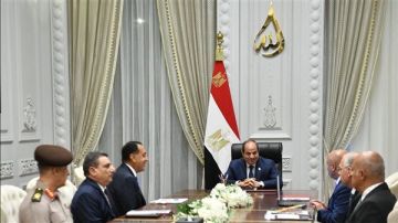 الرئيس السيسي يوجه بالعمل على جذب أكبر الخطوط الملاحية والمشغلين العالميين الرئيس السيسي يوجه بالعمل على جذب أكبر الخطوط الملاحية والمشغلين العالميين