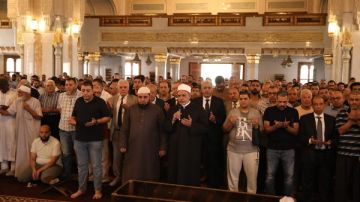 سلامة داود يؤم المصلين بصلاة الجنازة على رئيس هيئة التمريض بمستشفى سيد جلال