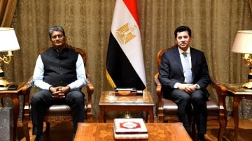 وزير الشباب والرياضة يلتقي بسفير دولة الهند بالقاهرة لبحث التعاون المشترك