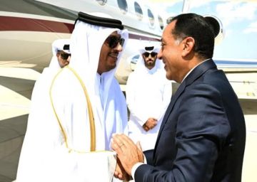 رئيس الوزراء يستقبل رئيس الوزراء وزير الخارجية بدولة قطر بمطار العلمين الدولي