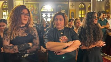 فاطمة ناعوت وإعلاميو ماسبيرو أبرز الحضور.. انهيار ابنة عاطف كامل بجنازته