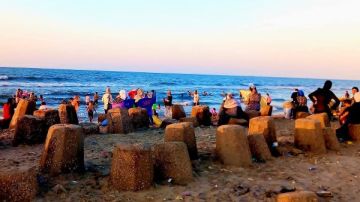 إقبال كبير على شواطئ مصيف بلطيم وتحذير من الدخول للمناطق الخطرة