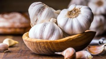 خبير تغذية: الثوم والشاي والخضروات الورقية من أبرز مضادات الالتهابات